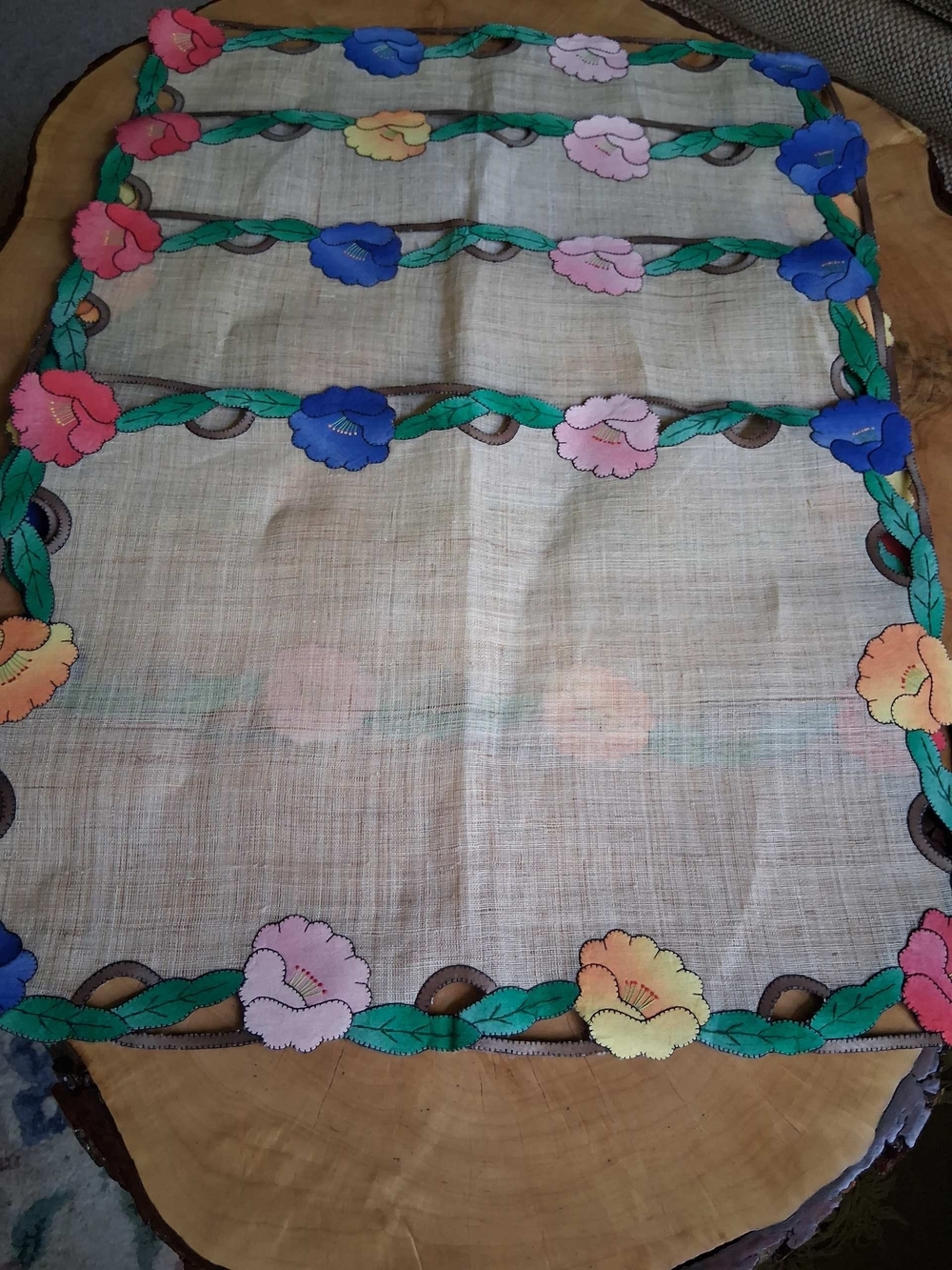 🌸🌼 Floral Appliqué Linen Placemats Set of 4
